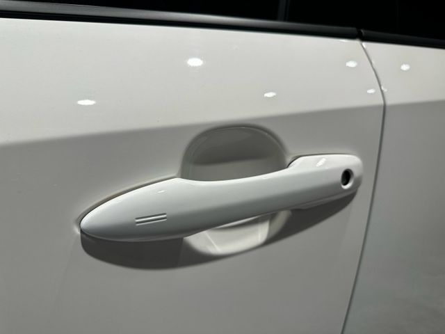 2022年尊絕版 只跑8000 一手 車庫車 免鑰匙 盲點 摸門 跟車  第5張相片
