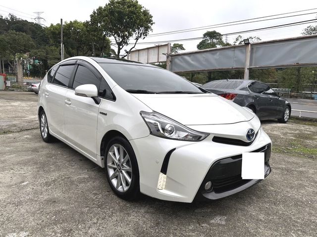 TOYOTA豐田 PRIUS ALPHA  第2張相片