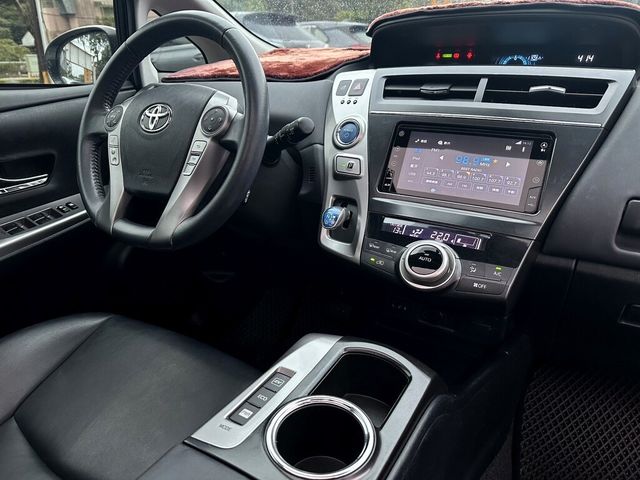 TOYOTA豐田 PRIUS ALPHA  第9張相片