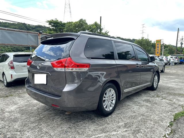 TOYOTA豐田 SIENNA  第3張相片