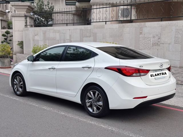 HYUNDAI現代 ELANTRA  第2張相片