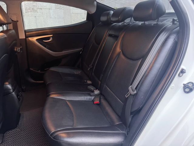 HYUNDAI現代 ELANTRA  第7張相片