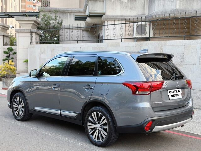 MITSUBISHI三菱 OUTLANDER  第2張相片