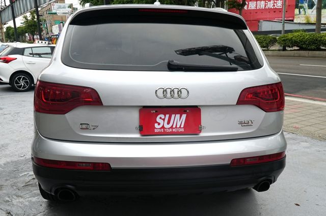 全新4條輪胎，搭載3.0L V6渦輪引擎與四驅系統，提供強勁動力和穩定操控，豪華內裝以高品質材料打造。  第2張相片