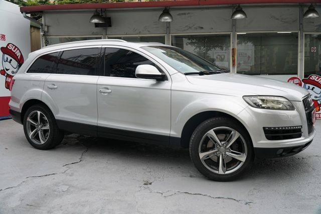 全新4條輪胎，搭載3.0L V6渦輪引擎與四驅系統，提供強勁動力和穩定操控，豪華內裝以高品質材料打造。  第4張相片