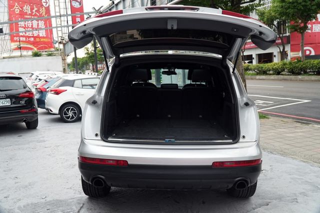 全新4條輪胎，搭載3.0L V6渦輪引擎與四驅系統，提供強勁動力和穩定操控，豪華內裝以高品質材料打造。  第5張相片