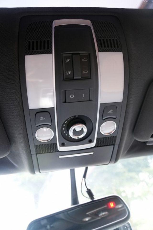 全新4條輪胎，搭載3.0L V6渦輪引擎與四驅系統，提供強勁動力和穩定操控，豪華內裝以高品質材料打造。  第13張相片