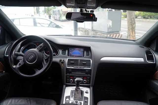 全新4條輪胎，搭載3.0L V6渦輪引擎與四驅系統，提供強勁動力和穩定操控，豪華內裝以高品質材料打造。  第16張相片