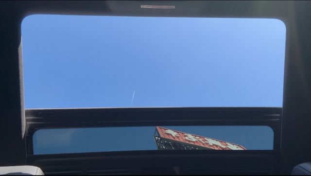 結合優雅外觀與豪華內裝，提供出色的駕駛舒適性與精緻感。搭載先進科技與多項安全系統，確保行車穩定與安心。  第20張相片