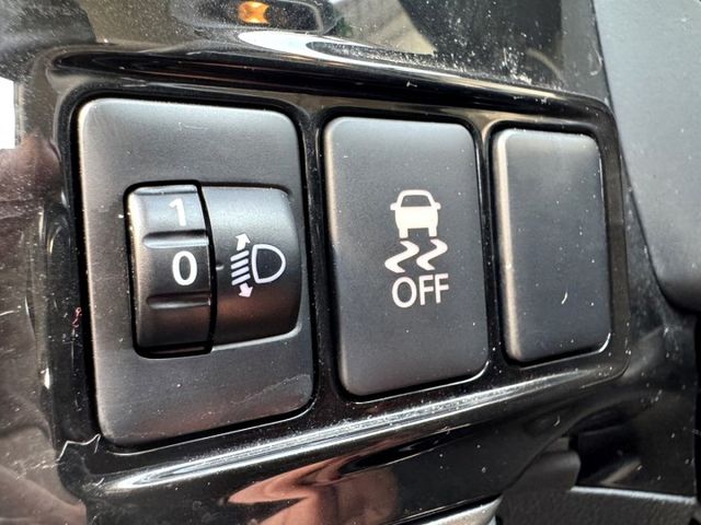一手車，跑七萬多公里，車況優，內裝舒適、空間寬敞，搭載節能引擎與穩定操控。  第13張相片