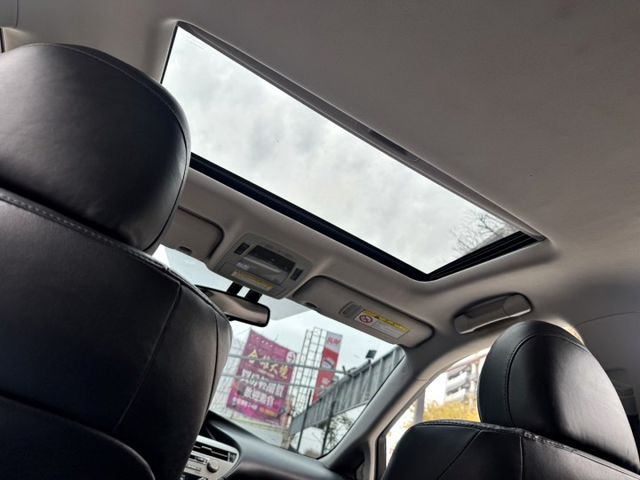 皮質座椅、電動天窗、雙區恆溫空調及多功能影音系統，安全配備齊全。  第11張相片