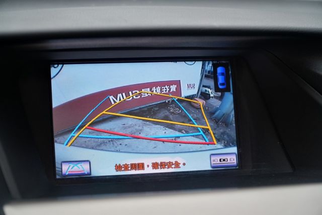 皮質座椅、電動天窗、雙區恆溫空調及多功能影音系統，安全配備齊全。  第18張相片