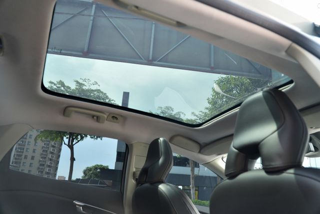 擁有全景天窗ISOFIX電動座椅恆溫空調倒車顯影等配備，優質車況，經典型車款。  第12張相片
