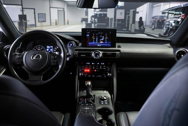 LEXUS凌志 IS 300H  第4張相片
