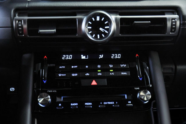 LEXUS凌志 IS 300H  第6張相片