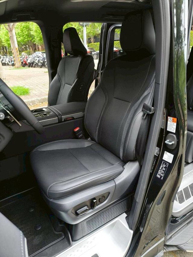 LEXUS凌志 LM350H  第5張相片