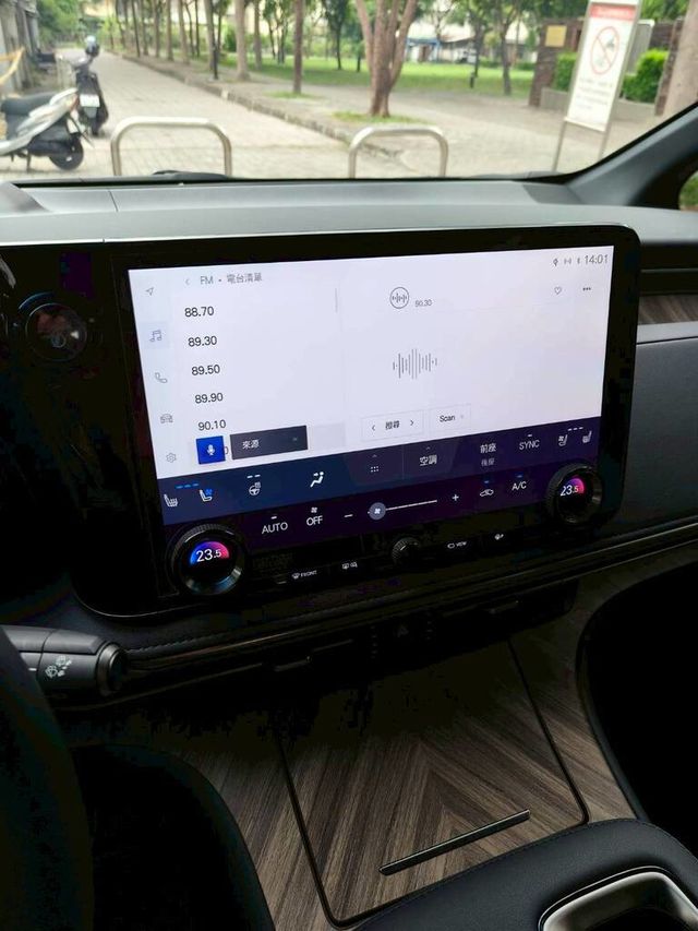 LEXUS凌志 LM350H  第13張相片