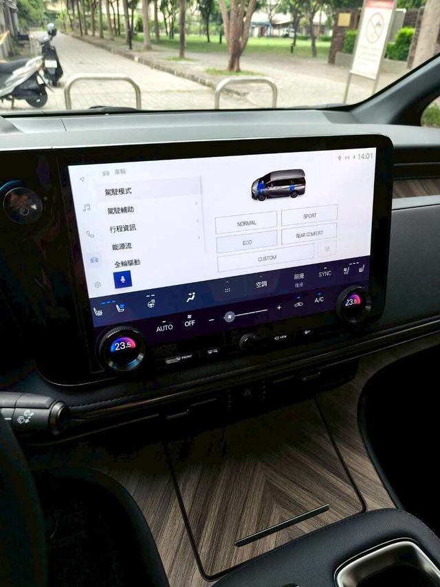 LEXUS凌志 LM350H  第14張相片