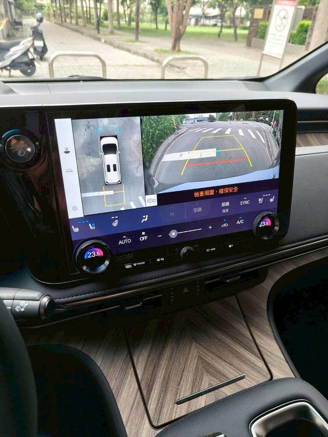 LEXUS凌志 LM350H  第15張相片