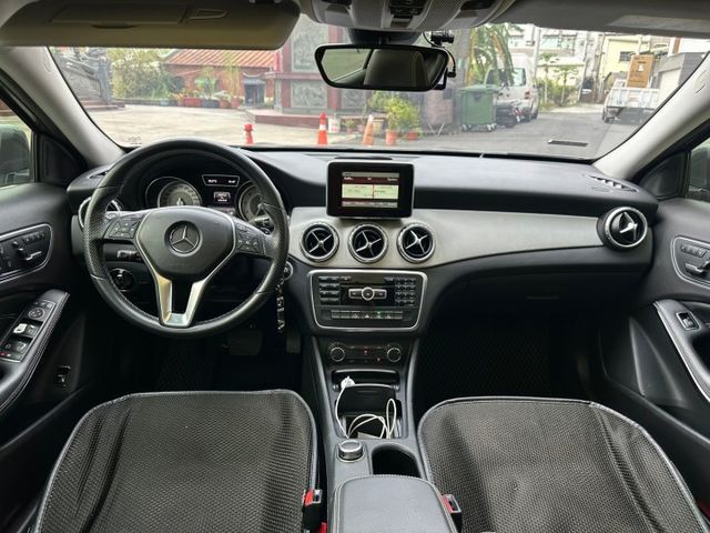 GLA200 總代理 定速巡航~全景天窗~自動停車~電動尾門~雙前電動椅~雙前記憶椅~車頂行李架  第7張相片