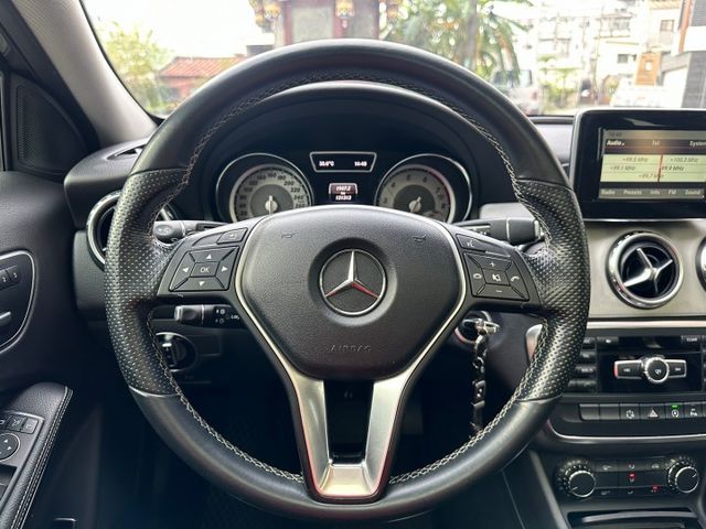 GLA200 總代理 定速巡航~全景天窗~自動停車~電動尾門~雙前電動椅~雙前記憶椅~車頂行李架  第10張相片