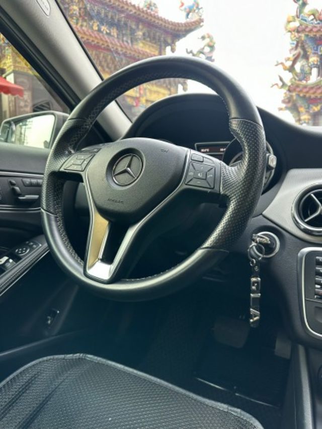 GLA200 總代理 定速巡航~全景天窗~自動停車~電動尾門~雙前電動椅~雙前記憶椅~車頂行李架  第15張相片