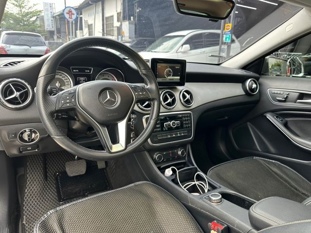 GLA200 總代理 定速巡航~全景天窗~自動停車~電動尾門~雙前電動椅~雙前記憶椅~車頂行李架  第16張相片