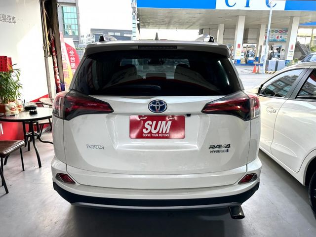 新入庫優質油電休旅車RAV4 電動尾門.電動天窗.抬頭顯示器.車頂行李.免鑰匙 讓你出遊省油又方便  第4張相片