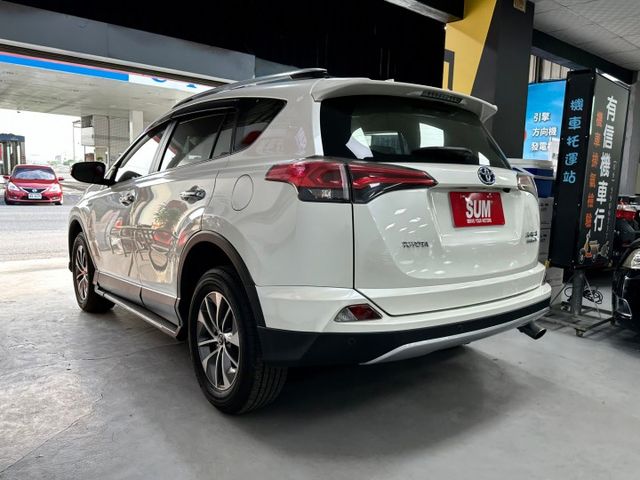 新入庫優質油電休旅車RAV4 電動尾門.電動天窗.抬頭顯示器.車頂行李.免鑰匙 讓你出遊省油又方便  第5張相片