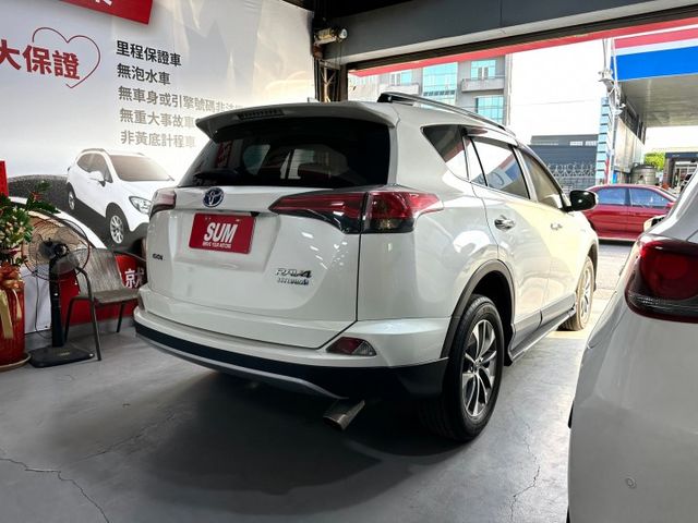 新入庫優質油電休旅車RAV4 電動尾門.電動天窗.抬頭顯示器.車頂行李.免鑰匙 讓你出遊省油又方便  第6張相片