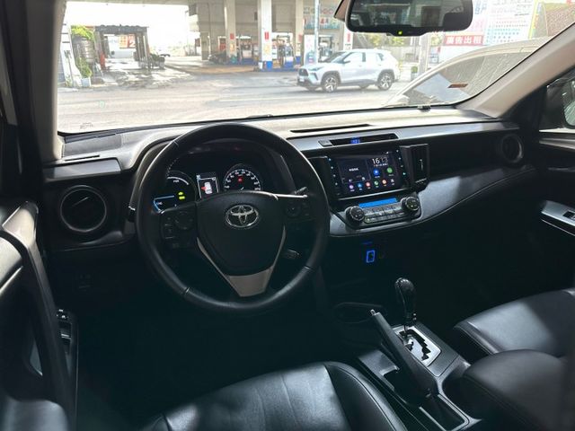 新入庫優質油電休旅車RAV4 電動尾門.電動天窗.抬頭顯示器.車頂行李.免鑰匙 讓你出遊省油又方便  第10張相片