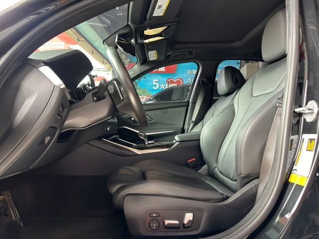 新入庫 330 M-sport 5AS/19吋鋁圈/M版丁字褲方向盤/車道偏離/無線carplay/雙電熱椅/腳踢尾門  第7張相片