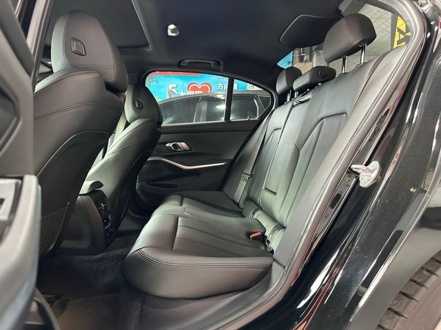 新入庫 330 M-sport 5AS/19吋鋁圈/M版丁字褲方向盤/車道偏離/無線carplay/雙電熱椅/腳踢尾門  第8張相片