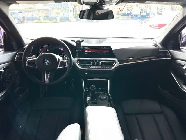 新入庫 330 M-sport 5AS/19吋鋁圈/M版丁字褲方向盤/車道偏離/無線carplay/雙電熱椅/腳踢尾門  第9張相片