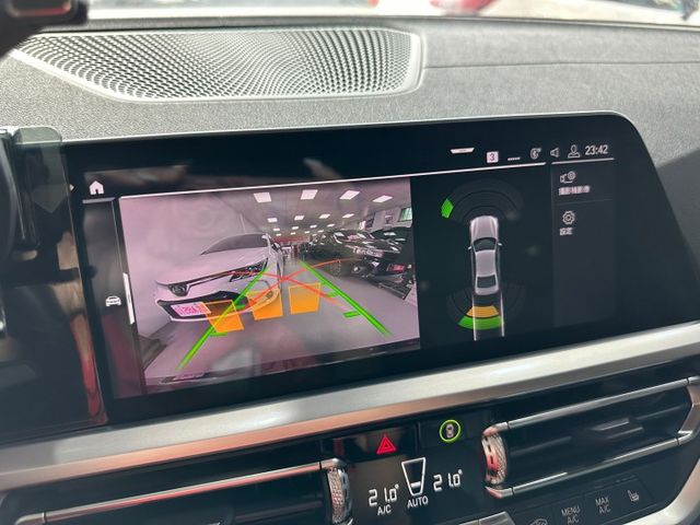 新入庫 330 M-sport 5AS/19吋鋁圈/M版丁字褲方向盤/車道偏離/無線carplay/雙電熱椅/腳踢尾門  第11張相片