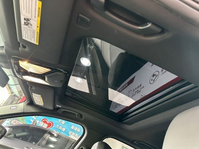 新入庫 330 M-sport 5AS/19吋鋁圈/M版丁字褲方向盤/車道偏離/無線carplay/雙電熱椅/腳踢尾門  第15張相片