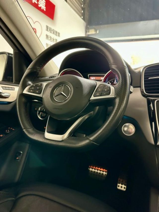 新入庫老闆人開出門不丟臉 2018年BENZ GLE43  AMG 4WD  AMG套件 氣壓避震  第12張相片