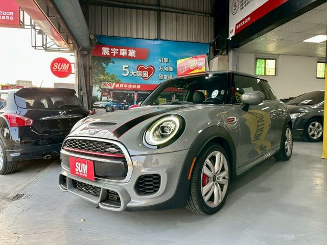 女人愛車男人買起追妹上身 不快不慢差你來買 配備不錯  2020/10 MINI JCW 水泥灰  第3張相片