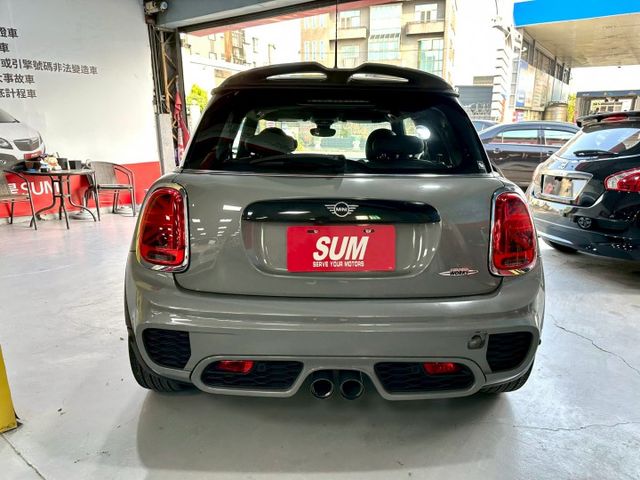 女人愛車男人買起追妹上身 不快不慢差你來買 配備不錯  2020/10 MINI JCW 水泥灰  第4張相片
