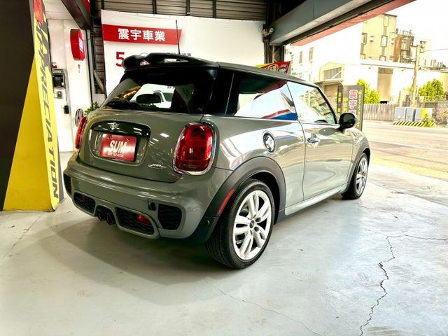 女人愛車男人買起追妹上身 不快不慢差你來買 配備不錯  2020/10 MINI JCW 水泥灰  第5張相片