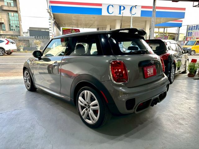 女人愛車男人買起追妹上身 不快不慢差你來買 配備不錯  2020/10 MINI JCW 水泥灰  第6張相片
