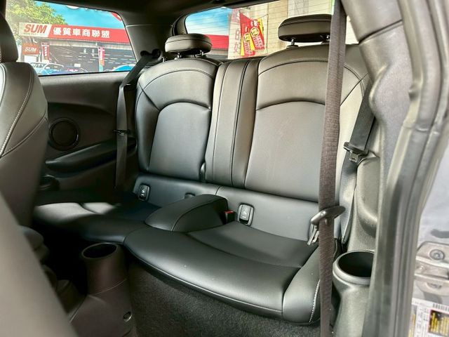 女人愛車男人買起追妹上身 不快不慢差你來買 配備不錯  2020/10 MINI JCW 水泥灰  第9張相片