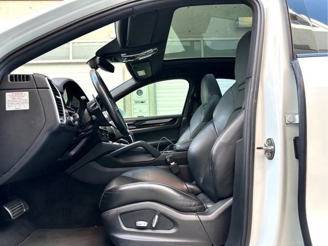 2019年 Porsche Cayenne Coupe S   升級Turbo空力套件 21吋鍛造鋁圈  第8張相片