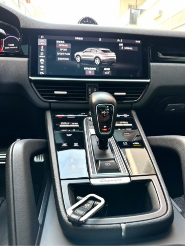 2019年 Porsche Cayenne Coupe S   升級Turbo空力套件 21吋鍛造鋁圈  第11張相片