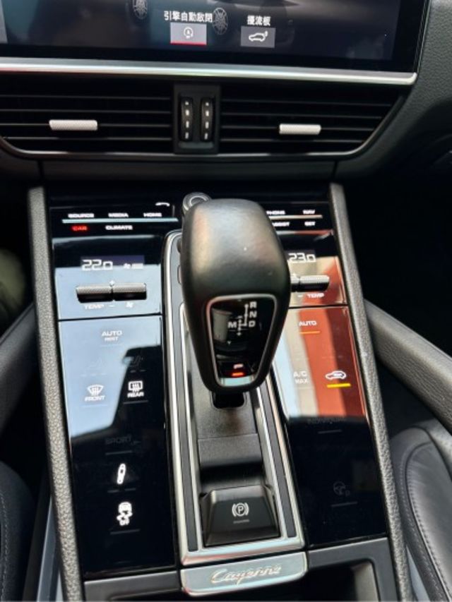 2019年 Porsche Cayenne Coupe S   升級Turbo空力套件 21吋鍛造鋁圈  第16張相片