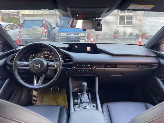 新入庫 2021年 Mazda3 5D  極致灰  頂級  ACC跟車/車道偏離 /ikey摸門  第10張相片