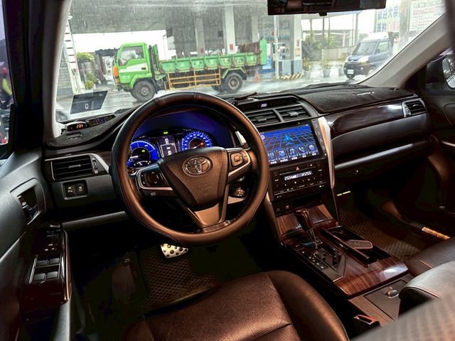 新入庫一手 認證車 不用擔心電池問題換新跑4萬多 2015 TOYOTA CAMRY 油電豪華版  第7張相片