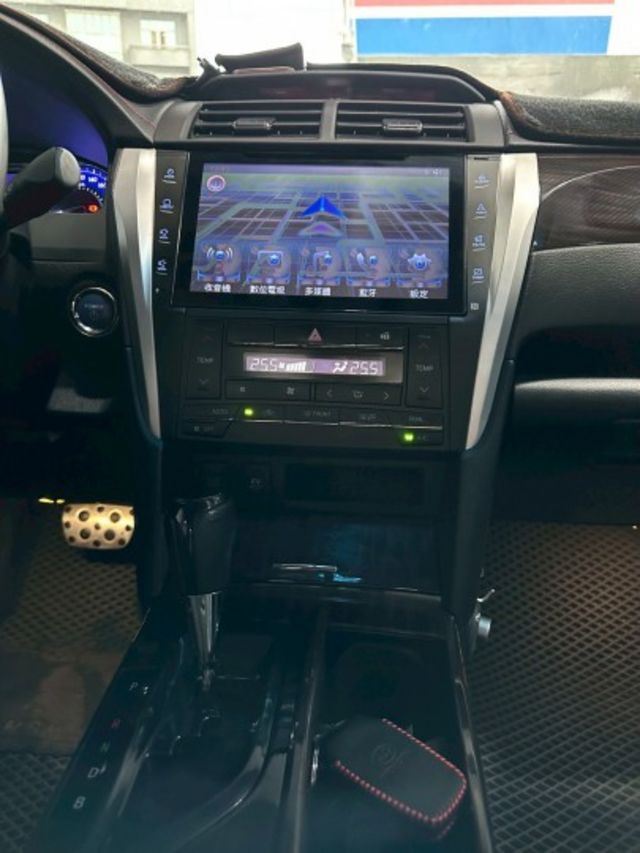 新入庫一手 認證車 不用擔心電池問題換新跑4萬多 2015 TOYOTA CAMRY 油電豪華版  第11張相片