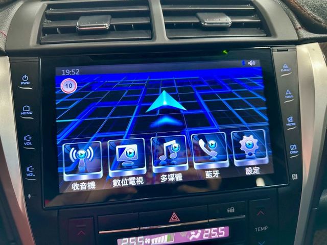 新入庫一手 認證車 不用擔心電池問題換新跑4萬多 2015 TOYOTA CAMRY 油電豪華版  第16張相片