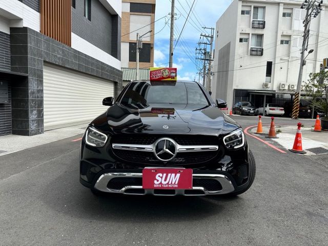新入庫 2020 GLC300 Coupe  液晶螢幕/ 換檔撥片/ 免鑰匙啟/ 摸門解鎖 /倒車顯影  第2張相片